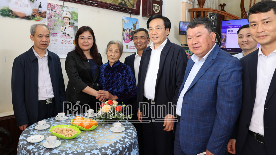 Bộ trưởng, Chủ nhiệm Văn phòng Chính phủ Trần Văn Sơn và các đồng chí lãnh đạo thăm gia đình bà Phạm Thị Nụ, 83 tuổi, ở xóm 11, xã Hải Phương (Hải Hậu).