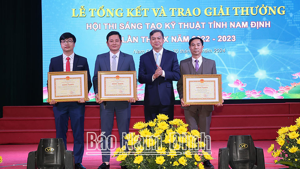 Đồng chí Trần Lê Đoài, TUV, Phó Chủ tịch UBND tỉnh tặng Bằng khen của Chủ tịch UBND tỉnh cho các thí sinh đoạt giải Nhất.