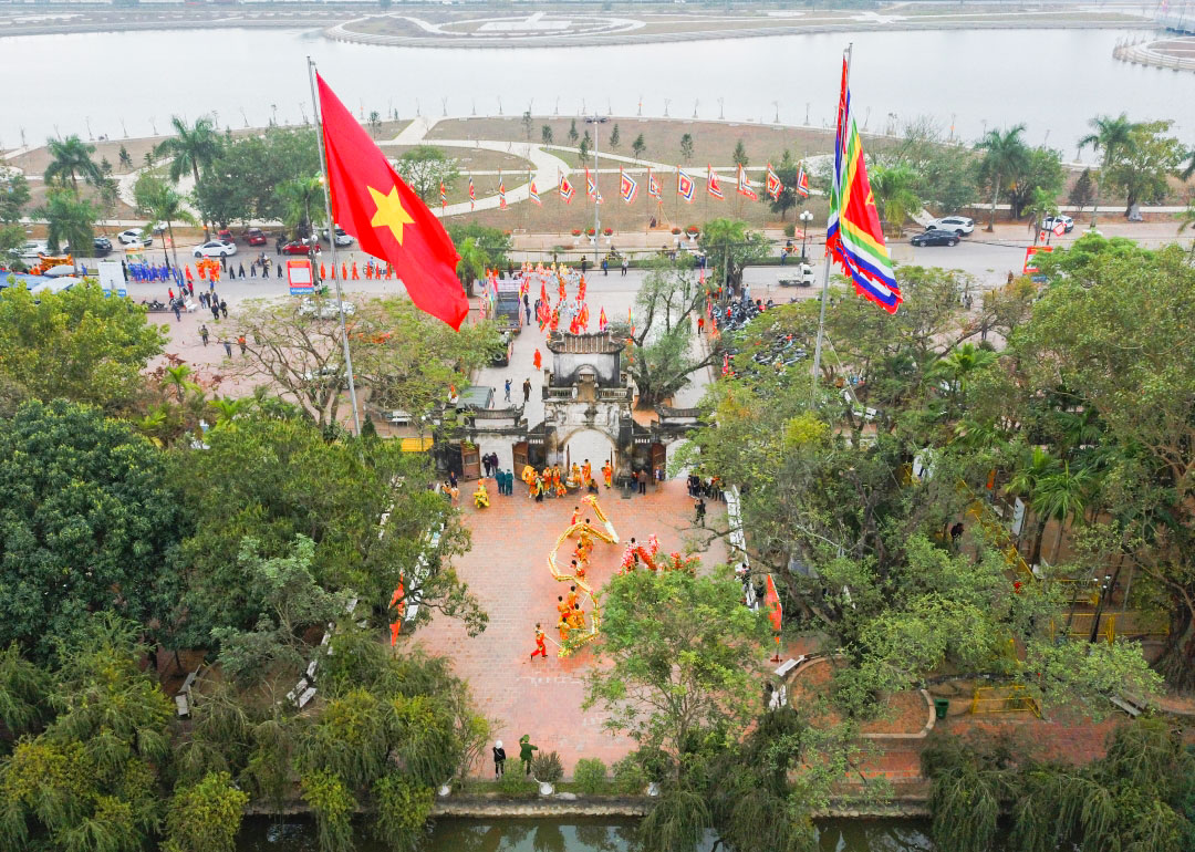 Lá cờ Tổ quốc và cờ thêu chữ Trần tung bay trong lễ hội Đền Trần.