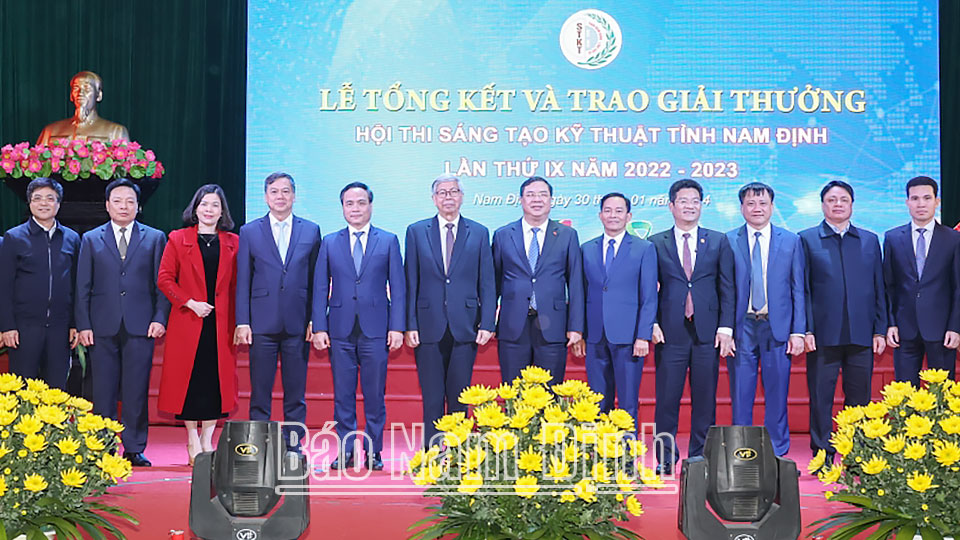 Đồng chí Phạm Gia Túc, Ủy viên BCH Trung ương Đảng, Bí thư Tỉnh ủy và các đồng chí lãnh đạo tỉnh chụp ảnh lưu niệm với Ban tổ chức cuộc thi.