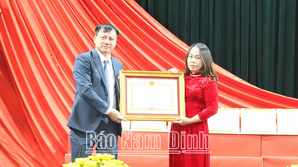 Thừa ủy quyền, đồng chí Mai Thanh Long, TUV, Phó Chủ tịch HĐND tỉnh trao Bằng khen của Thủ tướng Chính phủ cho tập thể Trường Tiểu học Nam Tiến.