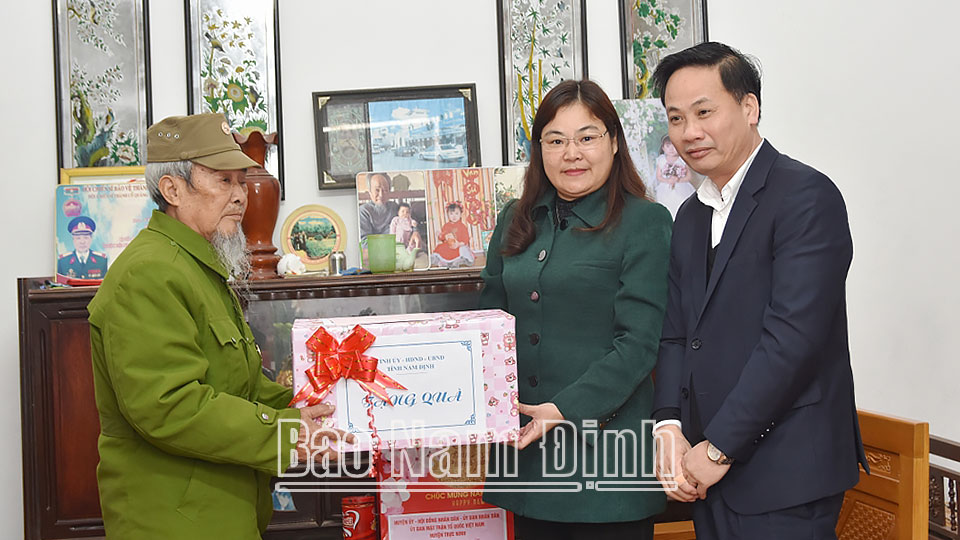 Đồng chí Hà Lan Anh, TUV, Phó Chủ tịch UBND tỉnh thăm, tặng quà ông Vũ Văn Long là thương binh 1/4, ở xã Trực Đạo (Trực Ninh).