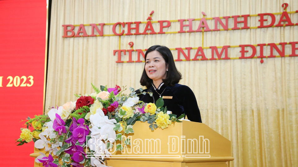 Đồng chí Phạm Thị Thu Hằng, Ủy viên Ban TVTU, Trưởng Ban Tuyên giáo Tỉnh ủy phát biểu tại hội nghị.