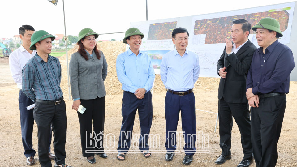 Đồng chí Chủ tịch UBND tỉnh kiểm tra tiến độ dự án tuyến đường bộ mới Nam Định - Lạc Quần - Đường bộ ven ­biển