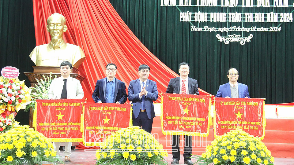 Đồng chí Lưu Quang Tuyến, Bí thư Huyện ủy, Chủ tịch UBND huyện trao Cờ thi đua của UBND tỉnh cho 4 tập thể có thành tích xuất sắc trong phong trào thi đua năm 2023.