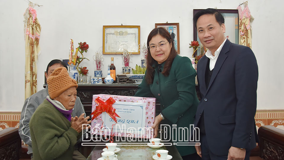 Đồng chí Hà Lan Anh, TUV, Phó Chủ tịch UBND tỉnh thăm, tặng quà mẹ liệt sĩ Bùi Thị Bích, 103 tuổi ở xã Trực Thanh (Trực Ninh). 