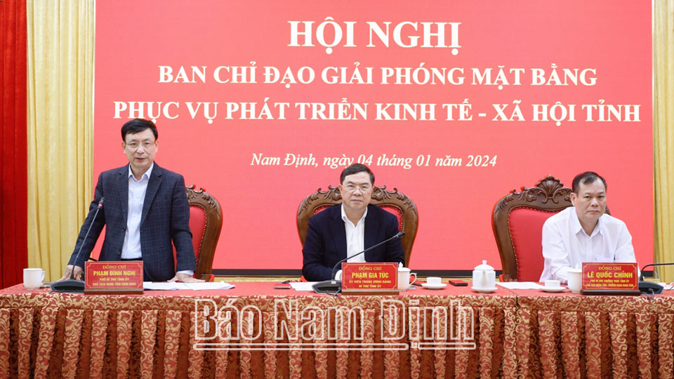 Đồng chí Phạm Đình Nghị, Phó Bí thư Tỉnh ủy, Chủ tịch UBND tỉnh, Phó Trưởng ban Thường trực Ban Chỉ đạo giải phóng mặt bằng tỉnh phát biểu tại hội nghị.