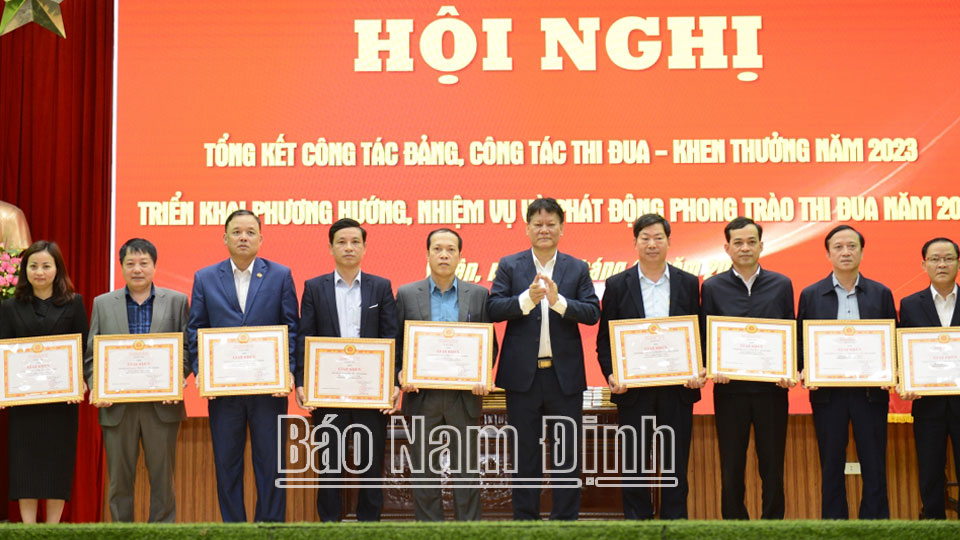Đồng chí Đinh Đức Tuyến, TUV, Bí thư Huyện ủy, Chủ tịch HĐND huyện Ý Yên trao Giấy khen cho các tổ chức cơ sở đảng tiêu biểu.