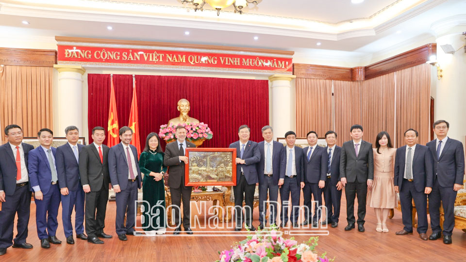 Đồng chí Bí thư Tỉnh ủy tặng Ngài Andrew Goledzinowski, Đại sứ đặc mệnh toàn quyền Úc tại Việt Nam bức ảnh Tháp Phổ Minh, biểu tượng lịch sử - văn hóa của tỉnh Nam Định.