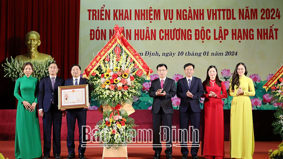 Đồng chí Phạm Đình Nghị, Phó Bí thư Tỉnh ủy, Chủ tịch UBND tỉnh tặng lẵng hoa tươi thắm chúc mừng ngành Văn hóa, Thể thao và Du lịch.