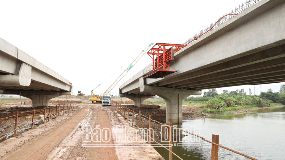 Công trường dự án Xây dựng tuyến đường bộ mới Nam Định - Lạc Quần - Đường bộ ven biển đoạn qua huyện Nam Trực ĐT4