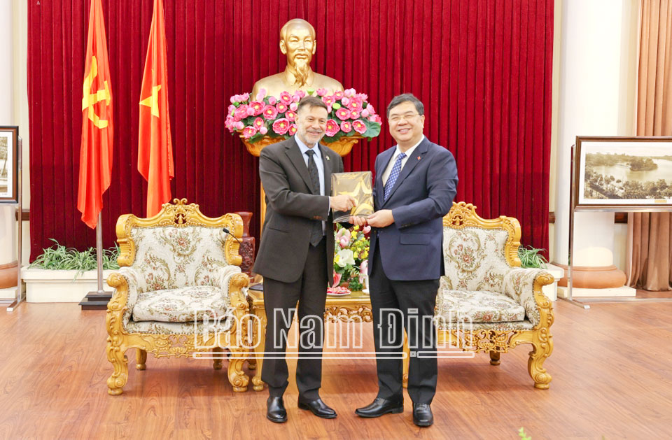 Ngài Andrew Goledzinowski, Đại sứ đặc mệnh toàn quyền Úc tại Việt Nam tặng đồng chí Bí thư Tỉnh ủy cuốn sách ảnh thể hiện mối quan hệ thân thiết giữa Úc và Việt Nam