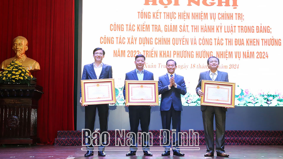 Thừa ủy quyền, đồng chí Nguyễn Phùng Hoan, Ủy viên Ban TVTU, Phó Chủ tịch Thường trực HĐND tỉnh trao Bằng khen của Thủ tướng Chính phủ cho các tập thể, cá nhân. 