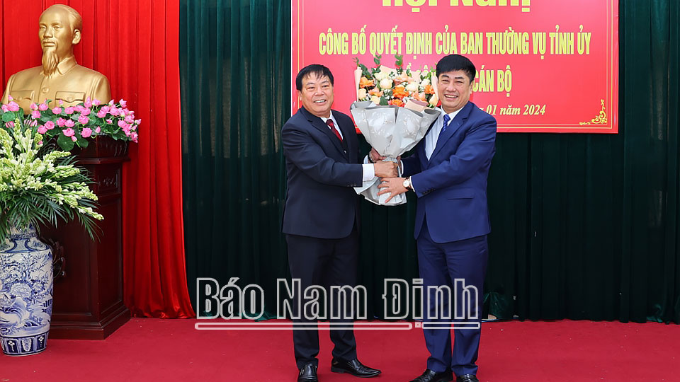 Đồng chí Phó Bí thư Thường trực Huyện ủy Nam Trực Lê Quang Huy chúc mừng đồng chí Bí thư Huyện ủy Lưu Quang Tuyển.