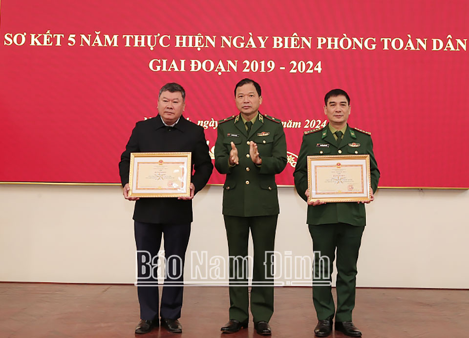 Đồng chí Thiếu tướng Lê Văn Phúc, Phó Tư lệnh BĐBP trao tặng Bằng khen cho 2 cá nhân có thành tích xuất sắc trong thực hiện “Ngày Biên phòng toàn dân” giai đoạn 2019-2024. 
