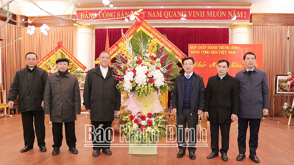 Tòa Giám mục Bùi Chu tặng hoa chúc Tết UBND tỉnh.