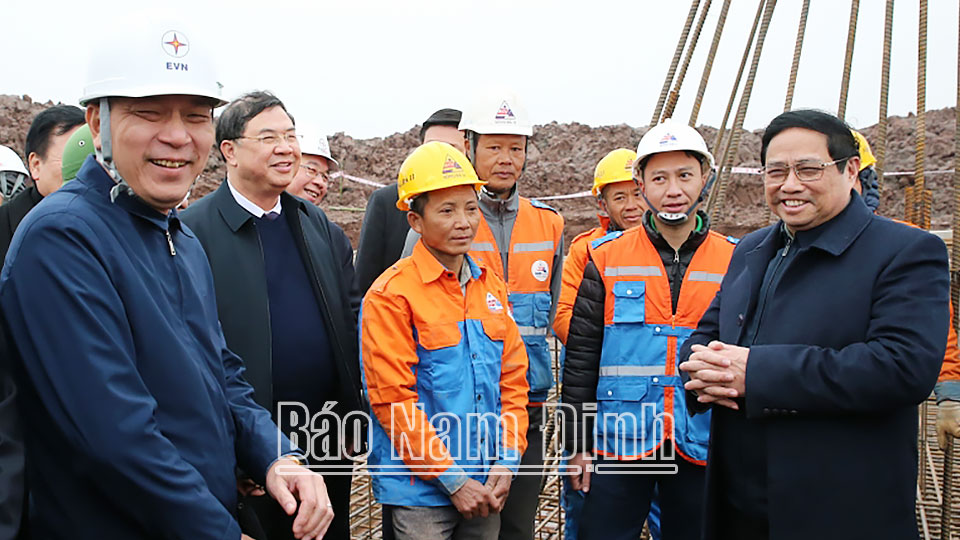 Thủ tướng Chính phủ Phạm Minh Chính kiểm tra thực địa việc xây dựng đường dây 500kV tại Nam Định