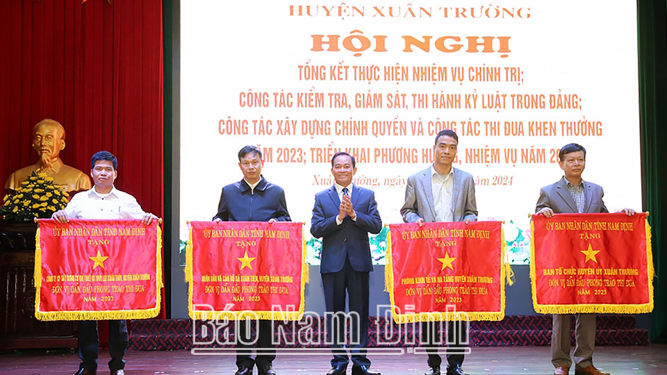 Đồng chí Nguyễn Phùng Hoan, Ủy viên Ban TVTU, Phó Chủ tịch Thường trực HĐND tỉnh trao Cờ thi đua xuất sắc năm 2023 của UBND tỉnh cho các đơn vị. 