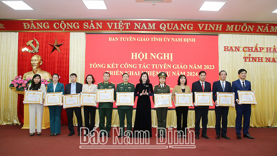 Đồng chí Phạm Thị Thu Hằng, Ủy viên Ban TVTU, Trưởng Ban Tuyên giáo Tỉnh ủy trao Giấy khen cho các tập thể có thành tích xuất sắc trong công tác Tuyên giáo năm 2023.