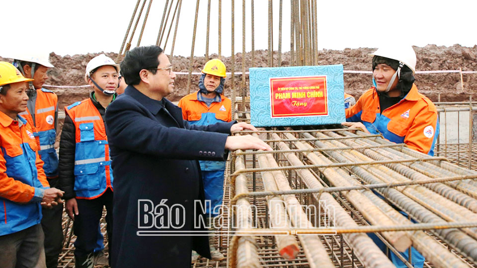 Nhân dịp Tết Nguyên đán Giáp Thìn 2024, Thủ tướng Chính phủ Phạm Minh Chính thăm, động viên và tặng quà công nhân thi công dự án đường dây 500KV đoạn đi qua Nam Định.