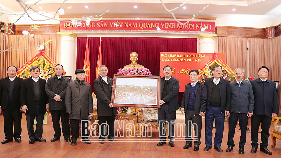 Các đồng chí lãnh đạo tỉnh tặng Đoàn đại biểu Tòa Giám mục Bùi Chu bức ảnh Vườn Quốc gia Xuân Thủy.