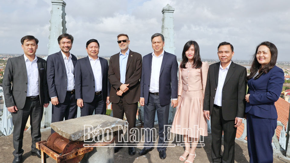 Ngài Andrew Goledzinowski, Đại sứ đặc mệnh toàn quyền Úc tại Việt Nam và đồng chí Phó Chủ tịch UBND tỉnh Trần Lê Đoài thăm Vương cung Thánh đường Phú Nhai (Xuân Trường).