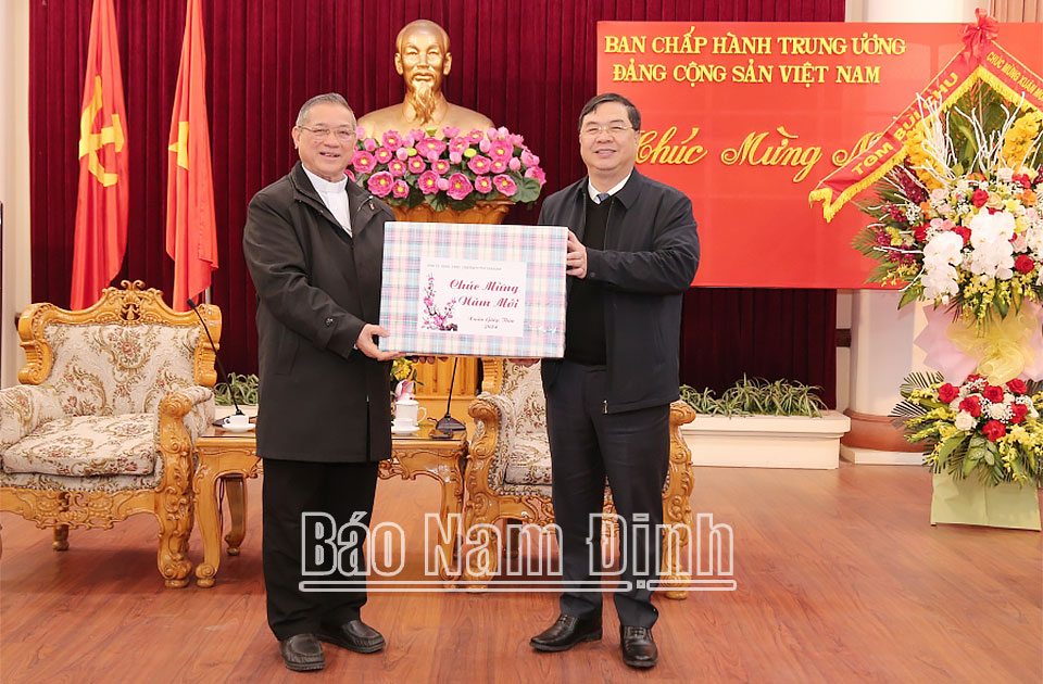 Đồng chí Bí thư Tỉnh ủy Phạm Gia Túc tặng quà cảm ơn Tòa Giám mục Bùi Chu. 