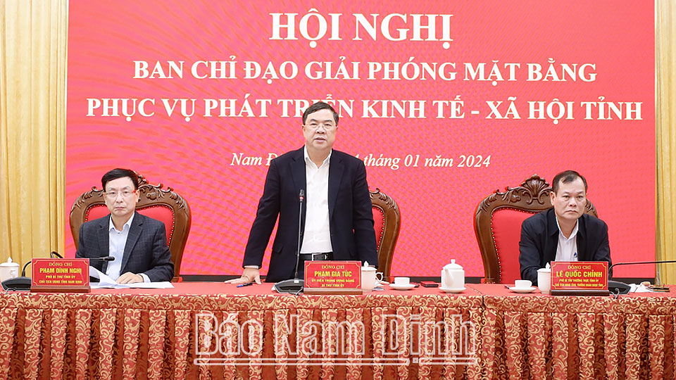 Đồng chí Phạm Gia Túc, Uỷ viên BCH Trung ương Đảng, Bí thư Tỉnh uỷ, Trưởng Ban chỉ đạo GPMB phục vụ phát triển kinh tế - xã hội tỉnh phát biểu kết luận hội nghị 