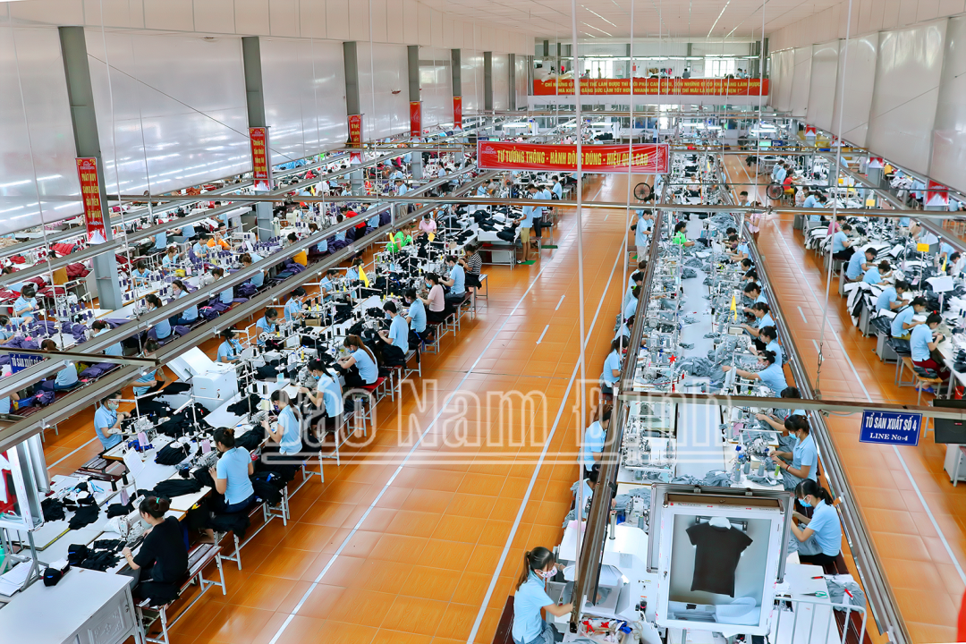 Công ty Cổ phần May Sông Hồng (Cụm Công nghiệp xã Hải Phương, huyện Hải Hậu) tạo việc làm cho hơn 2.000 lao động địa phương. Ảnh: Việt Thắng
