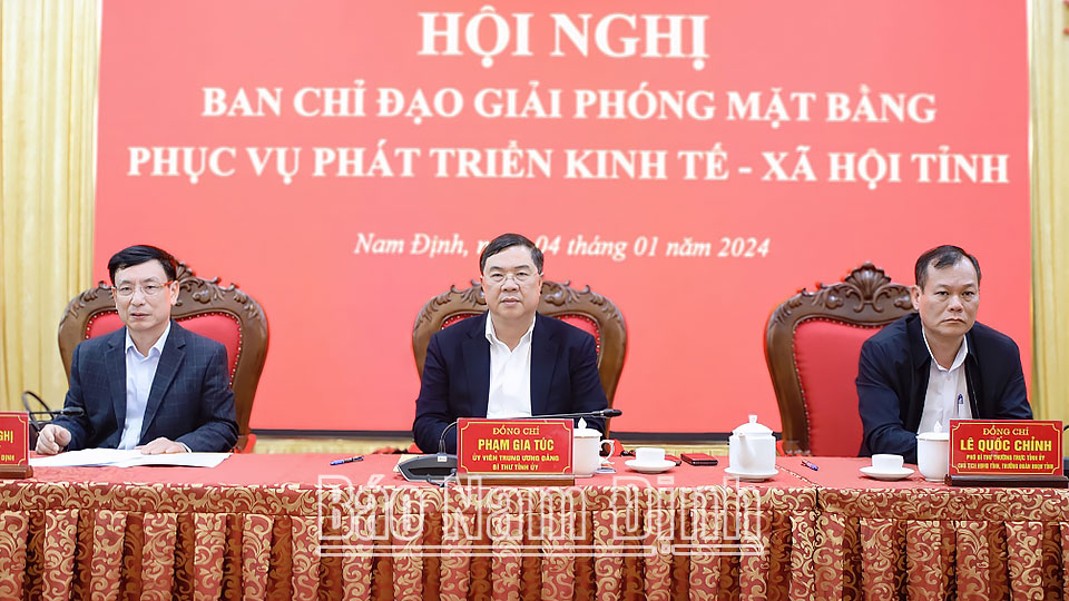 Các đồng chí Thường trực Tỉnh ủy chủ trì hội nghị.