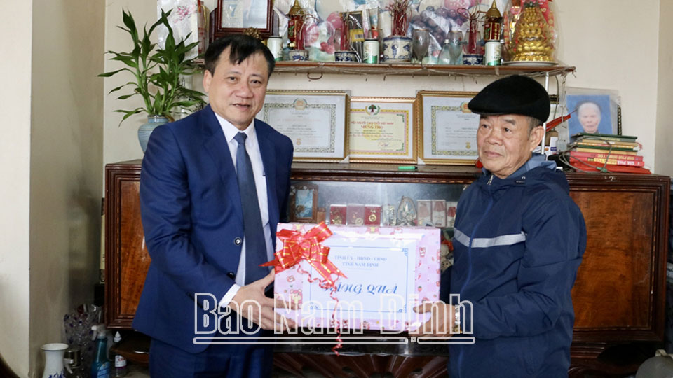 Đồng chí Phó Chủ tịch HĐND tỉnh Mai Thanh Long thăm, tặng quà bệnh binh Trần Phúc Tắc ở xã Giao Thiện.
