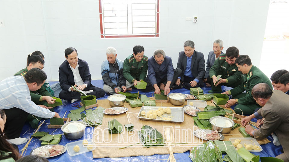 Lãnh đạo Bộ Chỉ huy BĐBP tỉnh, Ủy ban MTTQ tỉnh và các đại biểu gói chưng xanh cùng với nhân dân.