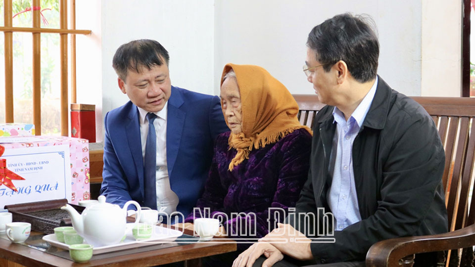 Đồng chí Phó Chủ tịch HĐND tỉnh Mai Thanh Long hỏi thăm sức khoẻ Bà mẹ Việt Nam Anh hùng Phạm Thị Gái ở xã Hồng Thuận.