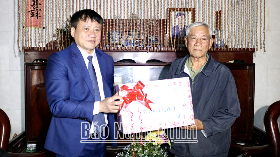 Đồng chí Phó Chủ tịch HĐND tỉnh Mai Thanh Long thăm, tặng quà thương binh Vũ Ngọc Liễn ở xã Giao Hương.