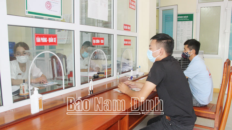 Người dân đến làm thủ tục hành chính tại Bộ phận “một cửa” phường Trần Tế Xương, thành phố Nam Định.