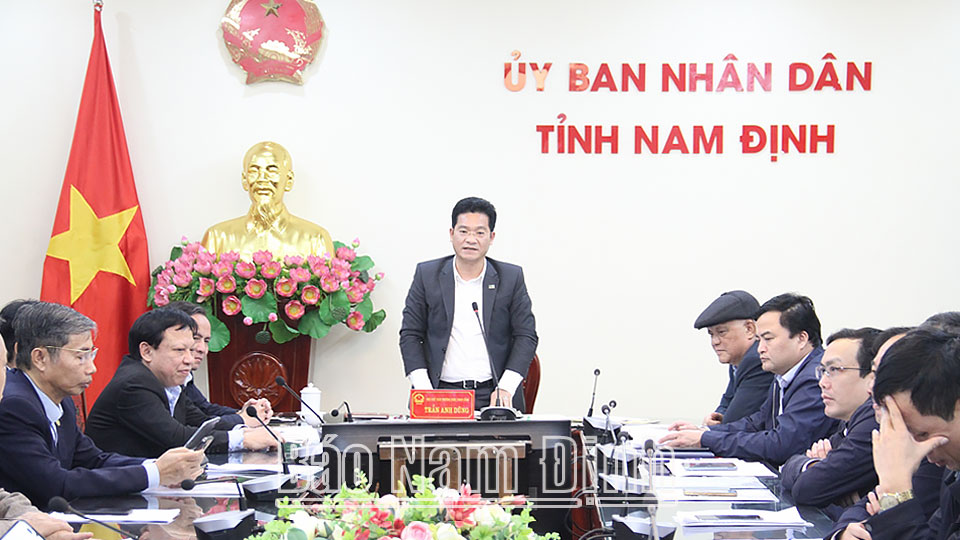 Đồng chí Trần Anh Dũng, Ủy viên Ban TVTU, Phó Chủ tịch Thường trực UBND tỉnh phát biểu tham luận tại hội nghị.