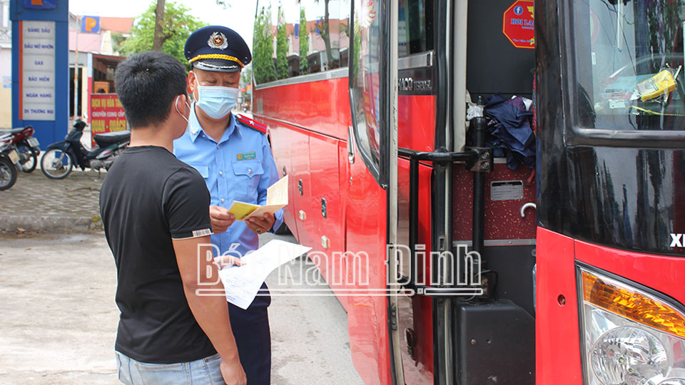 Lực lượng Thanh tra Giao thông (Sở GTVT) kiểm tra việc chấp hành quy định của pháp luật về kinh doanh vận tải hành khách bằng ô tô trên địa bàn huyện Giao Thủy.