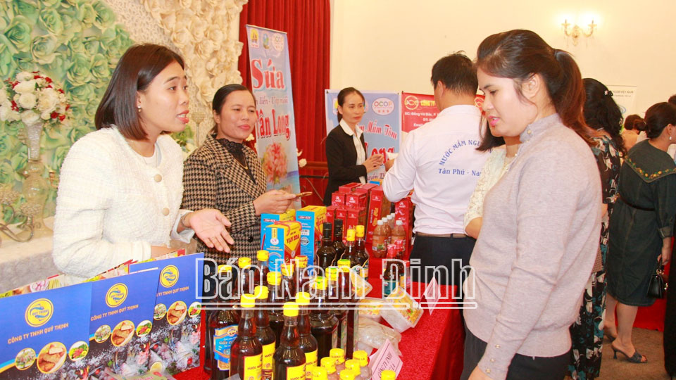 Chị Nguyễn Thị Thúy, Công ty TNHH Cường Là, thị trấn Thịnh Long (Hải Hậu) giới thiệu sản phẩm nước mắm truyền thống tới khách hàng.