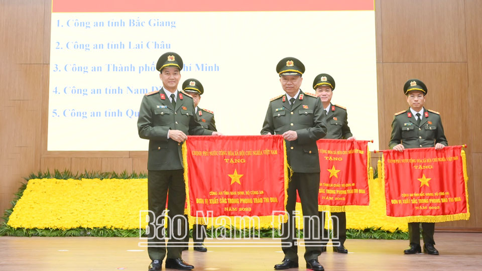 Đại tướng Tô Lâm, Ủy viên Bộ Chính trị, Bộ trưởng Bộ Công an trao Cờ Thi đua xuất sắc của Chính phủ cho Công an tỉnh Nam Định.
Ảnh: Công an tỉnh cung cấp