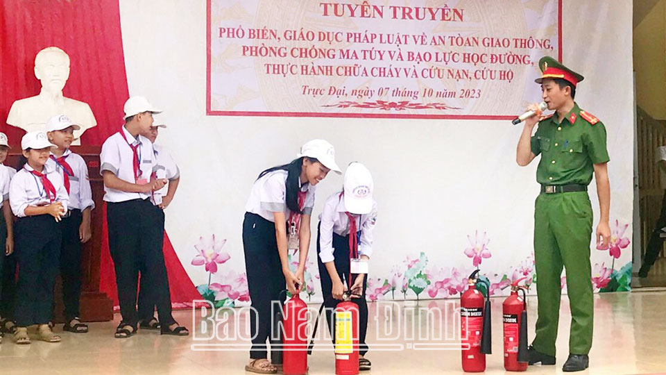 Học sinh Trường THCS Trực Đại (Trực Ninh) thực hành phòng cháy, chữa cháy.