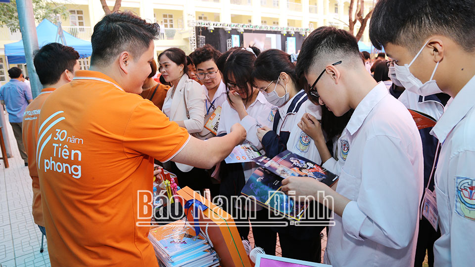 Tư vấn hướng nghiệp cho học sinh Trường THPT Ngô Quyền (thành phố Nam Định).