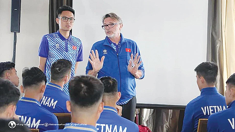 HLV Philippe Troussier hội ý kỹ thuật cùng các tuyển thủ Việt Nam trước các buổi tập chuẩn bị Asian Cup 2023. 
Ảnh: P.MINH