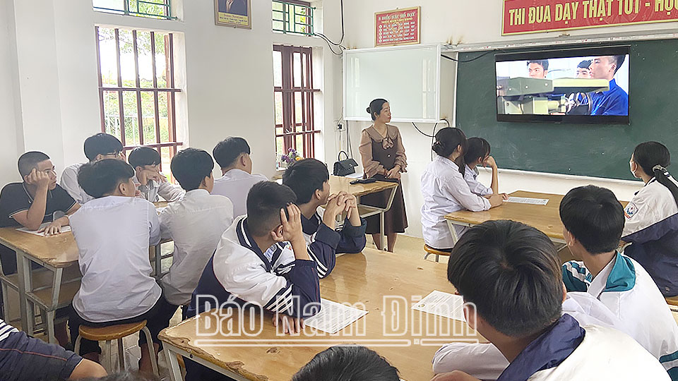 Một buổi giáo dục hướng nghiệp cho học sinh tại Trường THCS Rạng Đông (Nghĩa Hưng).
Bài và ảnh: Minh Thuận