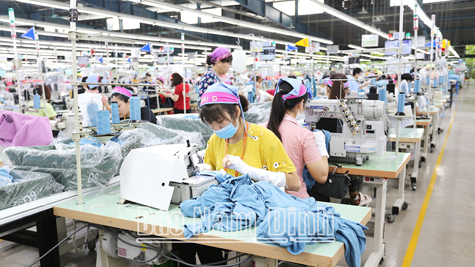 Công nhân lao động Công ty TNHH Việt Thuận, Khu công nghiệp Hòa Xá (thành phố Nam Định) trong ca sản xuất.