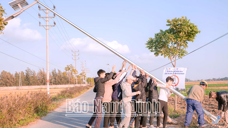 Đoàn viên chi Đoàn Thanh niên thôn Thanh Khê, xã Nam Cường (Nam Trực) triển khai lắp cột đèn điện chiếu sáng đường quê.