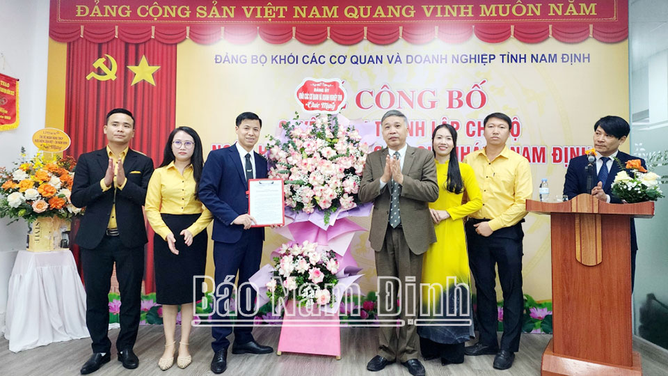 Lãnh đạo Đảng ủy Khối các Cơ quan và Doanh nghiệp tỉnh trao quyết định thành lập và tặng hoa chúc mừng Chi bộ cơ sở Ngân hàng TMCP Bắc Á chi nhánh Nam Định. DT