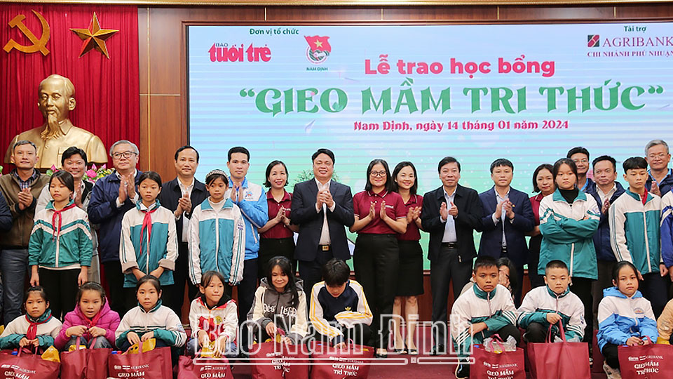 Trao học bổng “Gieo mầm tri thức” cho học sinh có hoàn cảnh khó khăn