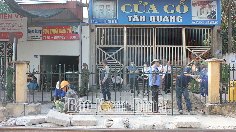 Lắp đặt hàng rào xóa bỏ lối đi tự mở trái phép qua đường sắt tại vị trí Km 84+185 trên địa bàn phường Lộc Hòa (thành phố Nam Định).