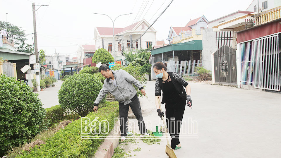 Nhân dân xã Xuân Tiến thường xuyên tham gia giữ gìn, bảo vệ cảnh quan môi trường xanh - sạch - đẹp.
Bài và ảnh: Lam Hồng