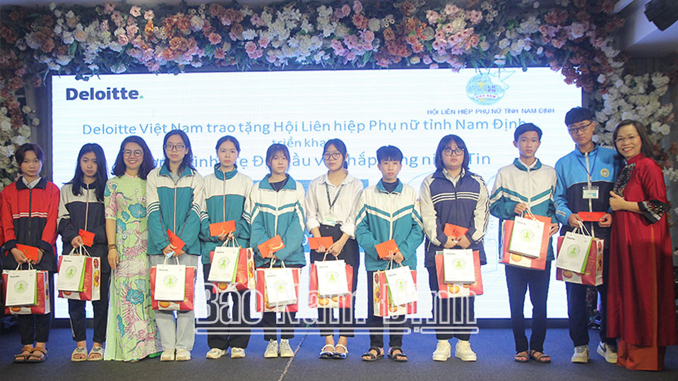 Đại diện Công ty TNHH Kiểm toán Deloitte Việt Nam trao tặng quà, học bổng cho các học sinh mồ côi trên địa bàn tỉnh. 
